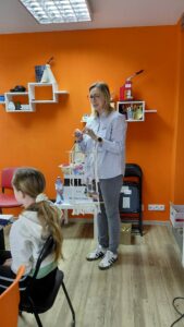 prowadząca pokazuje przedmiot, który dzieci będą wykonywać