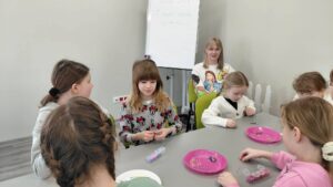 dziewczynki nazwlekają koraliki