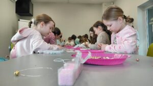 dziewczynki nazwlekają koraliki