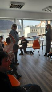 dzieci próbują zjeść piankę zawieszoną na sznurku