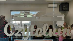 dziewczynki nazwlekają koraliki