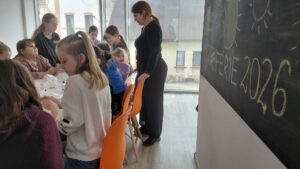 wszyscy uczestnicy lepią z masy