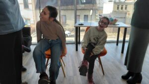 dzieci próbują zjeść piankę zawieszoną na sznurku