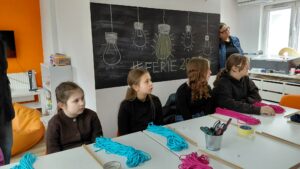 dzieci splatają kolejną część ramki