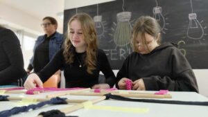 dzieci splatają kolejną część ramki