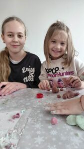 dziewczynki lepią z masy