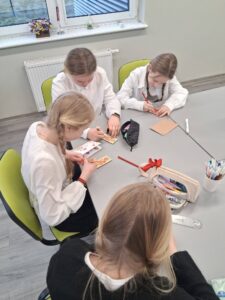 dzieci ozdabiają zakładki