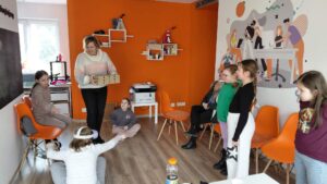 pani dyrektor niesie dzieciom pizzę