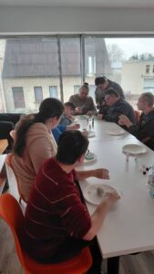 prowadzący pokazuje, co będą robić