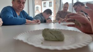 uczestnicy malują kamienie