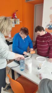 uczestnicy przygotowują materiały