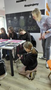 dzieci splatają kolejną część ramki