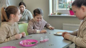 dziewczynki nazwlekają koraliki