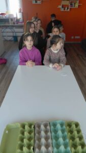 dziewczynki czekają na wyciągnięcie zadania