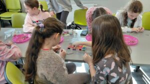 dziewczynki nazwlekają koraliki