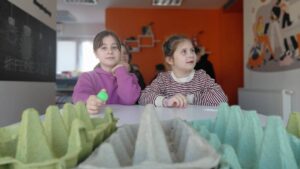 dziewczynki czekają na wykonanie zadania