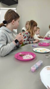 dziewczynki nazwlekają koraliki