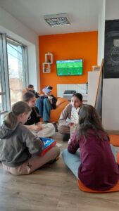 dzieci grają w planszówki