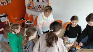 pani dyrektor częstuje dzieci pizzą