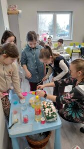 dzieci zalewają mydło w formy