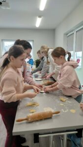dzieci wałkują ciasto na ciastka