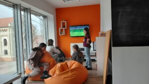 dzieci grają na playstotion