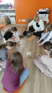 dzieci wraz z bibliotekarką grają w bingo