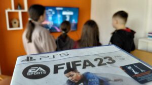 dzieci grają na playstation