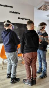 chłopcy grają na VR