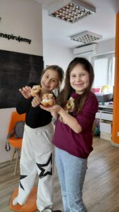 dziewczynki pokazują foworki