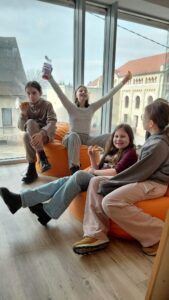 radość dzieci przy jedzeniu pizzy