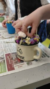 filiżanka z suszonymi kwiatami