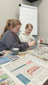 dziewczynki trą mydło