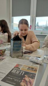 dziewczynka trze mydło