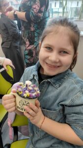 dziewczynka pokazuje swoją pracę