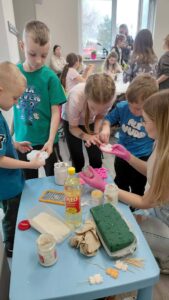 dzieci zalewają formy