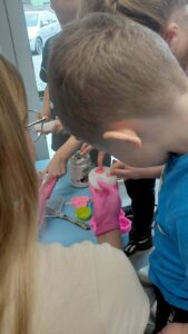 dzieci zalewają formy