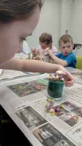 dzieci tworzą kompozycję