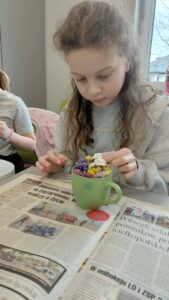 dzieci tworzą kompozycję