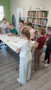 dziewczynki wykonują zadanie, zwijają papier toaletowy