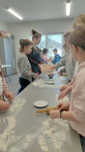 bibliotekarz rozdaje ciasto dzieciom