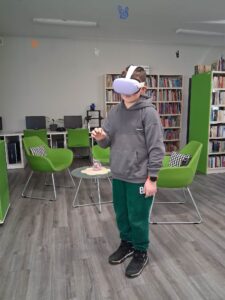 chłopiec ma założone gogle i gra