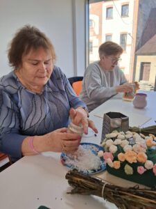 seniorki wcierają mydło