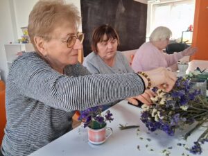 seniorki wybierają suszone kwiaty