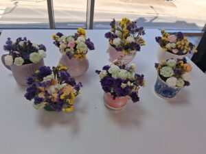 gotowe kompozycje na tle dużego okna