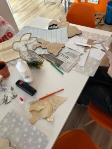 na stole znajdują się materiały potrzebne do wykonania pracy