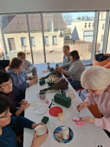 panie tworzą kompozycje