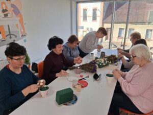 panie tworzą kompozycję