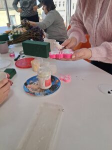 wkładanie masy z mydła do foremek