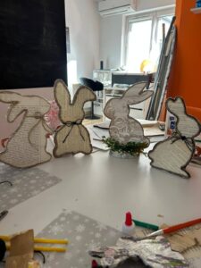 4 zajączki z tektury ozdobione kartkami ze starych książek